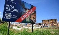 Un panneau à l'entrée d'un projet immobilier au milieu des rizières, à Canggu, sur l'île de Bali, le 22 octobre 2024