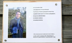 Une plaque commémorative à la mémoire de Samuel Paty, le 16 octobre 2023, près du collège du Bois d'Aulne à Conflans-Sainte-Honorine, dans les Yvelines