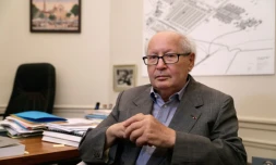 L'historien et avocat français Serge Klarsfeld, dans son bureau, le 10 juillet 2017 à Paris