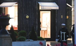 Des policiers près de la boutique Cartier cible d'un braquage, le 25 mars 2017 à Monaco