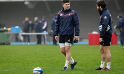 Le demi d'ouverture Matthieu Jalibert (g) et le demi de mĂȘlĂ©e Maxime Machenaud Ă l'entraĂźnement avec l'Ă©quipe de France, le 27 janvier 2018 Ă Marcoussis