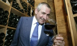 Eric Beaumard, sommelier à l'Hôtel George V, dans la cave de l'établissement, le 26 novembre 2015 à Paris 