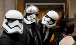 Des fans de Star Wars font la queue au cinéma Le Grand Rex, le 16 décembre 2015 à Paris