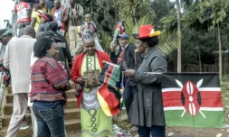 Des marchands vendent des drapeaux et autres objets à l'extérieur du stade Kasarani de Nairobi, le 28 novembre 2017, avant la cérémonie d'intronisation du président Uhuru Kenyatta
