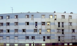 Un immeuble de la citĂ© de la Grande Borne Ă Grigny (Essonne) classĂ©e en zone de sĂ©curitĂ© prioritaire (ZSP) et oĂč la moitiĂ© de la population vit sous le seuil de pauvretĂ©