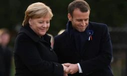 La chanceliÚre allemande Angela Merkel et le président français Emmanuel Macron, lors de la cérémonie commémorant le centenaire de l'armistice de la PremiÚre guerre mondiale, le 10 novembre 2018, à Rethondes en France.