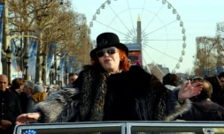 Régine lors d'une parade sur les Champs-Elysées à Paris le 1er janvier 2015 