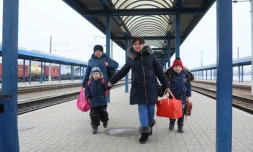 Galyna Kanouka (C) avec ses deux enfants et sa mĂšre Svitlana Nataloukha arrivent Ă la gare de Lviv, en Ukraine, le 16 mars 2022, aprĂšs avoir dĂ©cidĂ© de revenir de Pologne oĂč elles s'Ă©taient enfuies au dĂ©but de la guerre