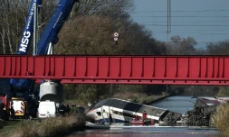 Les secours travaillent le 15 novembre 2015 sur la scène de l'accident du TGV qui a basculé la veille dans un canal à Eckwersheim en Alsace 