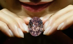 Le diamant "Pink Star" exposé le 29 mars 2017 à chez Sotheby's à Hong Kong avant sa mise aux enchères