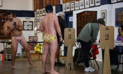 Des baigneurs aux urnes dans un bureau de vote de Bondi Beach, à Sydney (Australie), le 3 mai 2025