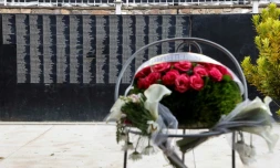 Un mur commémorant les victimes du génocide rwandais, au mémorial de Kigali le 26 mai 2021, à la veille de la visite du président français Emmanuel Macron