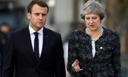 Le président français Emmanuel Macron (g) et la Première ministre britannique Theresa May, le 17 novembre 2017 à Göteborg en Suède