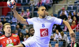 Daniel Narcisse (c) ajuste son tir face Ă la NorvĂšge lors de l'Euro de hand, le 27 janvier 2016 Ă Cracovie