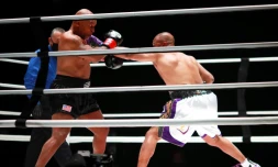 Roy Jones Jr. (d) tente une attaque contre Mike Tyson, le 28 novembre 2020 au Staples Centre de Los Angeles