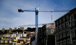 Des grues de chantier dans le quartier de la place de Figueira Ă Lisbonne, le 19 avril 2018