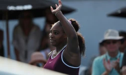 L'Américaine Serena Williams remercie les supporters après sa victoire face à sa compatriote Amanda Anisimova en demi-finales du tournoi d'Auckland, le 11 janvier 2019