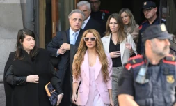 La chanteuse colombienne Shakira (c) quitte le tribunal de Barcelone, le 20 novembre 2023