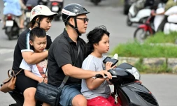 Une famille se déplace en motocyclette, le 4 juin 2025 à Hanoï