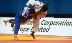 La judoka française Madeleine Malonga (blanc) en demi-finale face à la Kosovare Loriana Kuka, aux Championnats d'Europe, le 21 novembre 2020 à Prague
