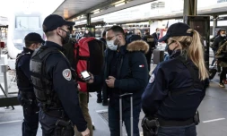La police contrĂŽle des voyageurs Ă la gare de Lyon Ă Paris, le 26 mars 2021