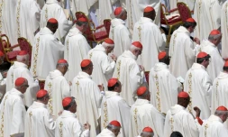 Des cardinaux lors d'une messe après les funérailles du pape François, le 27 avril 2025 sur la place Saint-Pierre, au Vatican