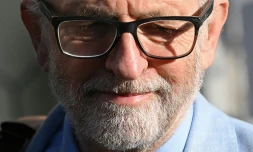 L'ex chef du Parti travailliste britannique Jeremy Corbyn quittant son domicile Ă Londres le 18 novembre 2020