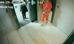 Capture vidéo publiée par le Comté de Lauderdale montre Casey White, un détenu du centre de détention de Lauderdale s'échappant avec l'aide de Vicky White, directrice adjointe des services correctionnels de l'Alabama, le 29 avril 2022