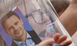 Une partisane du candidat à la présidentielle Rafal Trzaskowski lors d'un meeting à Varsovie le 26 juin 2020