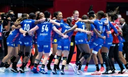 Les Françaises célÚbren leur victoire, 26-25 face à l'Espagne, pour leur premier match du tour principal de l'Euro-2020, le 10 décembre 2020 à Herning (Danemark)