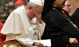 Le pape François prend part à une prière au troisième jour du sommet sur les abus sexuels commis par le clergé, le 23 février 2019 au Vatican