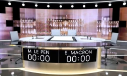 Le plateau du débat télévisé de l'entre deux tours de la présidentielle, le 2 mai 2017, à La Plaine Saint Denis