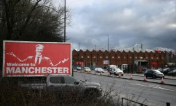 Un panneau à l'effigie de Jim Ratcliffe à Manchester le 9 décembre 2023