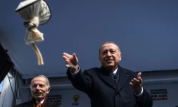 Le président turc Recep Tayyip Erdogan lance un sac de thé noir à ses partisans lors d'un meeting électoral pour les municipales, le 30 mars 2019 à Istanbul