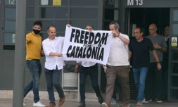 (De G à D) Les indépendantistes catalans Jordi Turull, Jordi Cuixart, Joaquim Forn, Josep Rull, Raul Romeva et Oriol Junqueras à leur sortie de la prison de Lledoners, à Sant Joan de Vilatorrada, le 23 juin 2021  