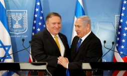 Le nouveau secrétaire d'Etat américain Mike Pompeo et le Premier ministre israélien Benjamin Netanyahu lors d'une conférence de presse le 29 avril 2018 à Tel-Aviv