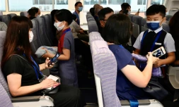 Des enfants et leurs parents jouent les rôles de personnel de cabine et de passagers au siège de China Airlines, à Taoyuan (Taïwan) le 8 août 2020