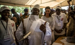 Le président gambien Yahya Jammeh vote à Banjul, le 1er décembre 2016