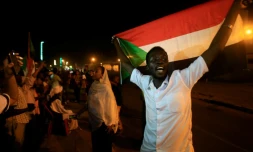 Des manifestants soudanais protestent devant le QG de l'armée à Khartoum, le 16 mai 2019