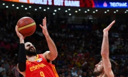 L'Espagnol Ricky Rubio (g) tente de marquer contre l'Argentine en finale du Mondial de basket, le 15 septembre 2019 à Pékin
