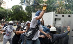 Affrontements entre manifestants de l'opposition et les forces de l'ordre à Caracas, au Venezuela, le 3 juin 2017
