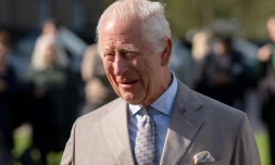 Le roi Charles III photographié après une discussion avec des associations, le 20 septembre 2024 à Cumnock au Royaume-Uni