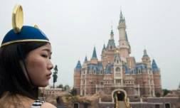 Une jeune fille porte des oreilles de Mickey pour la cérémonie d'ouverture du Disney Resort de Shanghai le 16 juin 2016