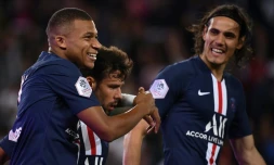 L'attaquant du PSG Kylian Mbappé (g) félicité par Juan Bernat (c) et Edinson Cavani aprÚs son but contre Nßmes, le 11 août 2019 au Parc des Princes