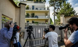 Des journalistes campent devant l'entrĂ©e de l'immeuble oĂč habite GĂ©rard Collomb qui doit faire face Ă une perquisition dans le cadre d'une enquĂȘte prĂ©liminaire sur des soupçons de dĂ©tournements de fonds publics, le 5 juin 2019 Ă Lyon