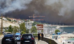 Le nuage de fumée d'un incendie près de la Plage des Corbières à Marseille, le 8 juillet 2025