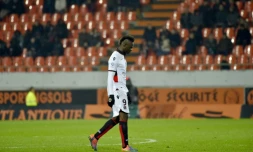 L'attaquant de Nice Mario Balotelli quitte la pelouse du Moustoir après un carton rouge face à Lorient, le 18 février 2017  