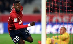 L'attaquant Nicolas Pepe a lancé le Losc vers un succès net devant l'AS Saint-Etienne de Stéphane Ruffier au stade Pierre-Mauroy, le 17 novembre 2017  