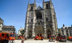 Des pompiers sur le parvis de la cathédrale de Nantes après un incendie, le 18 juillet 2020