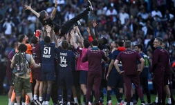 Les joueurs du Paris SG portent en triomphe et jettent en l'air leur entraîneur Luis Enrique après la conquête de leur titre de champions de France samedi au Parc des princes.